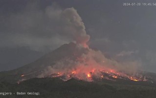 印尼默拉皮火山发生喷发 火山岩浆流向山下