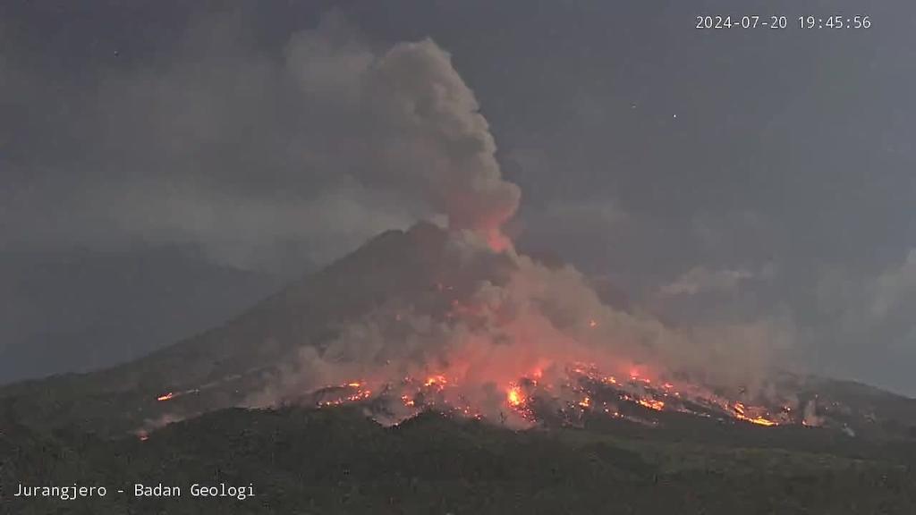 印尼默拉皮火山发生喷发 火山岩浆流向山下 - 第 1 张图片 - 小家生活风水网